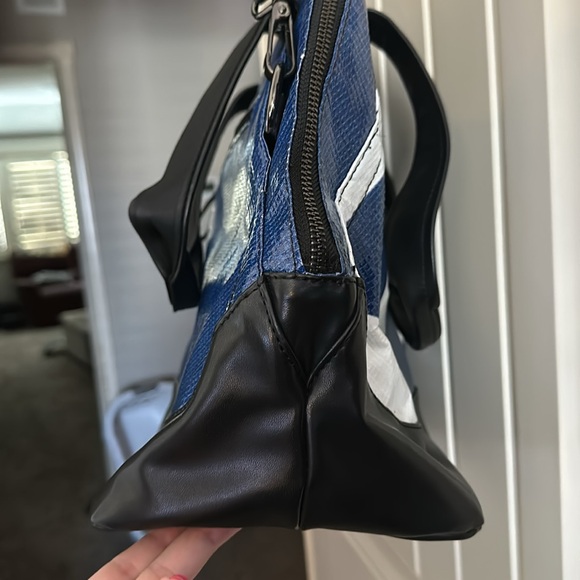 Rareform Maya Crossbody in blue & white - Picture 3 of 6